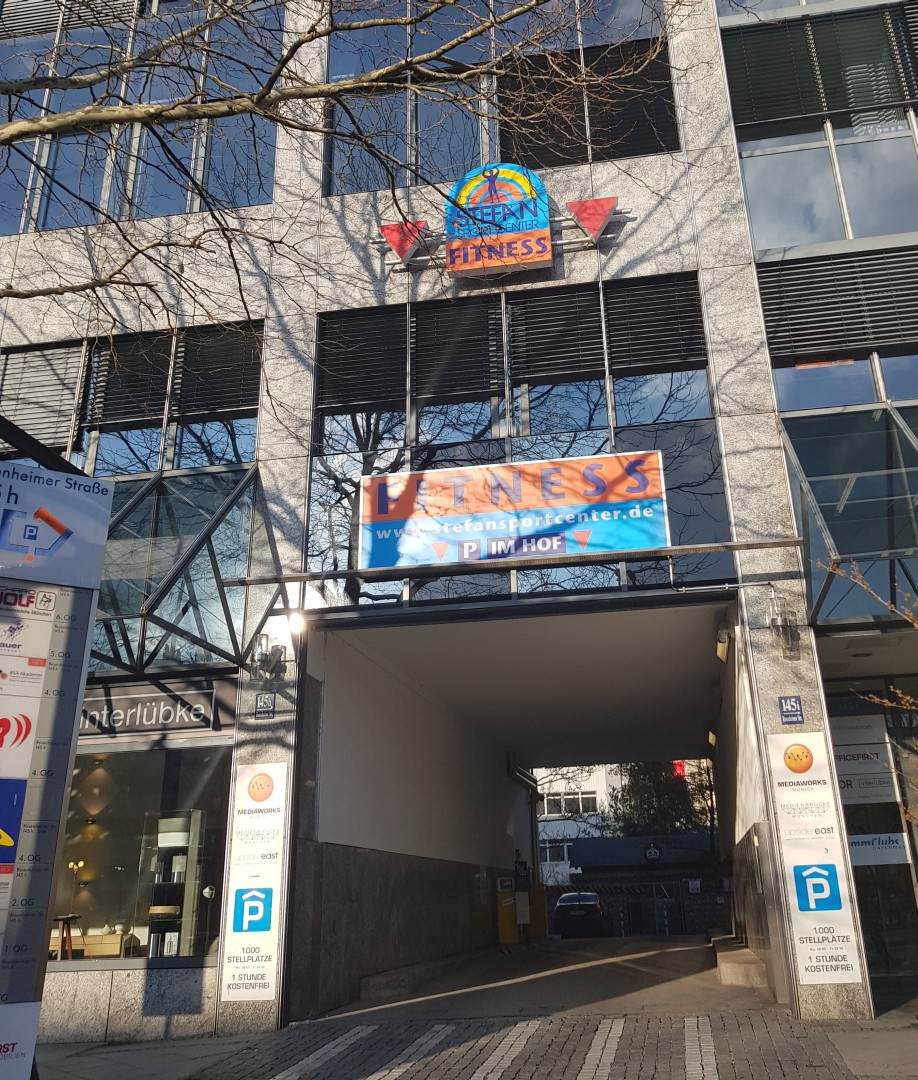 Links unterhalb vom Schriftzug Toreinfahrt zu Rosenheimer Str. 145g-i