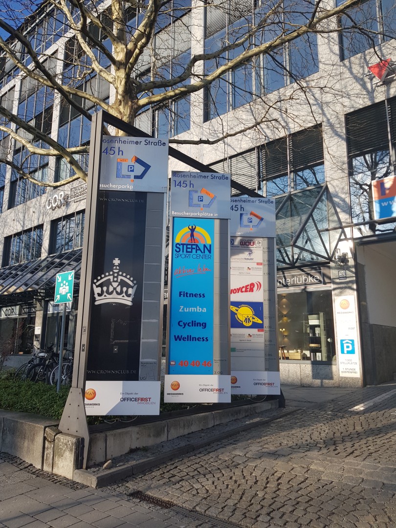 Richtige Toreinfahrt auch erkennbar an Crowns Club und Sportcenter