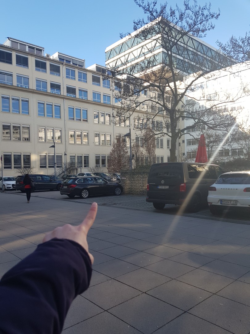 Nach Toreinfahrt links, ...