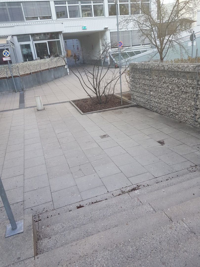 ... die Treppe runter,