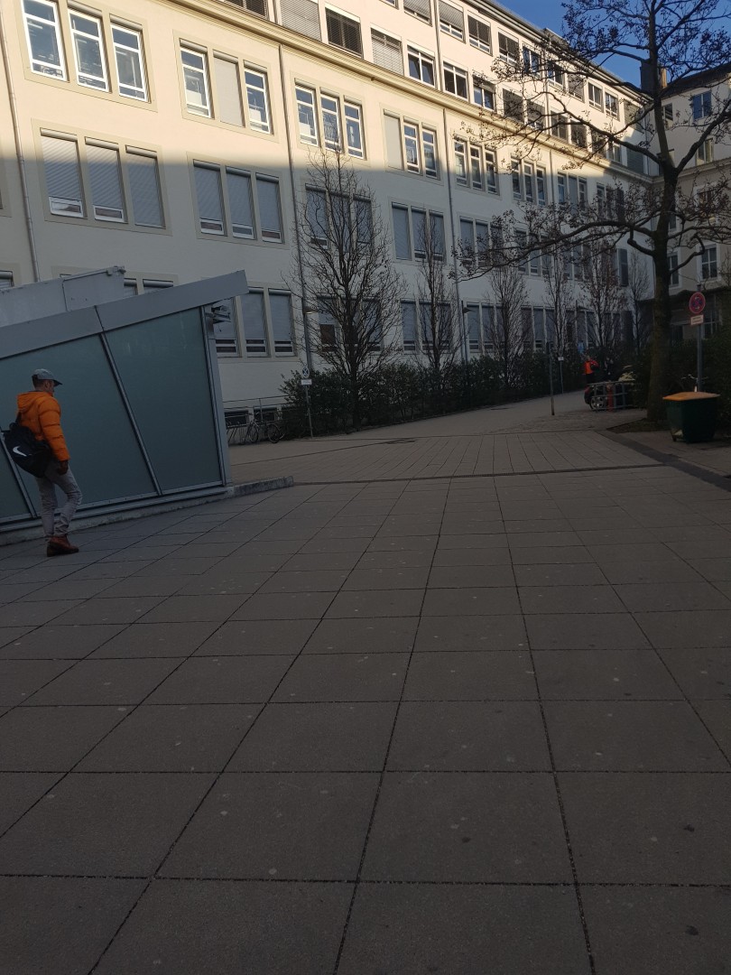 ... danach befindet sich unser Eingang auf der linken Seite.