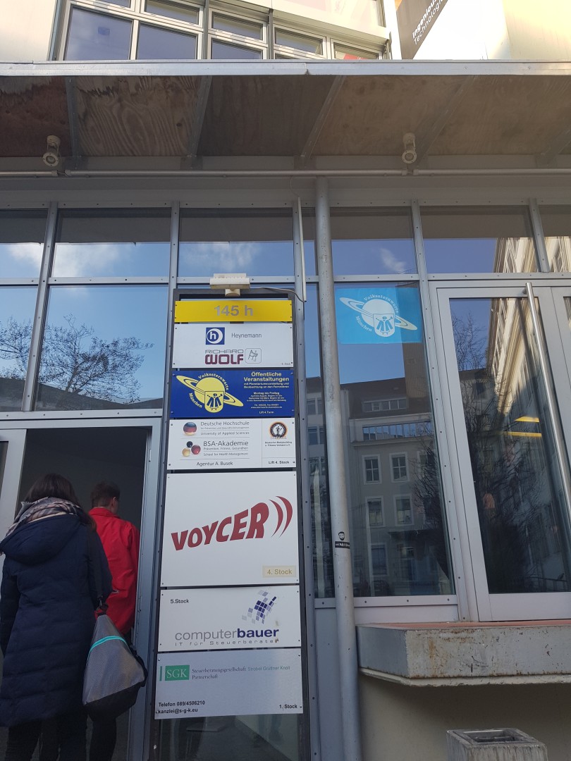 Im Gebude bringen Sie beide Lifte zur Sternwarte.